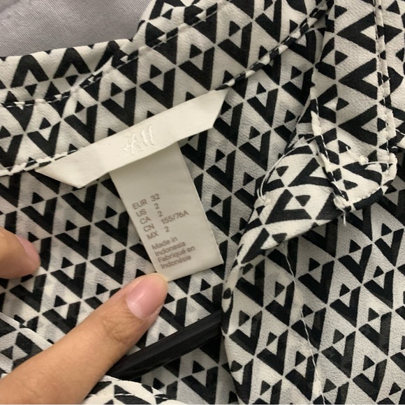 H&M Black & White geometric print hi-low sheer sleeveless button-down. Size 2 - Picture 7 of 15
